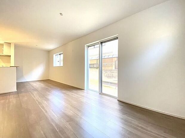 大きな窓から採光もしっかり取り入れられ、ご家族がゆっくりくつろぐ事ができる明るい温かみのあるリビング♪