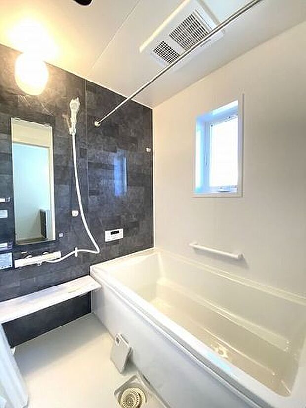 手足を伸ばしてゆったりと入ることのできる大きなバスタブ♪肩までしっかりと浸かれば心身ともにリラックス♪