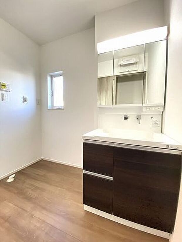 使いやすくお掃除もしやすい大きな洗面ボウル!三面鏡の裏側にある収納スペースは化粧品や洗面小物などを収納できすっきり♪