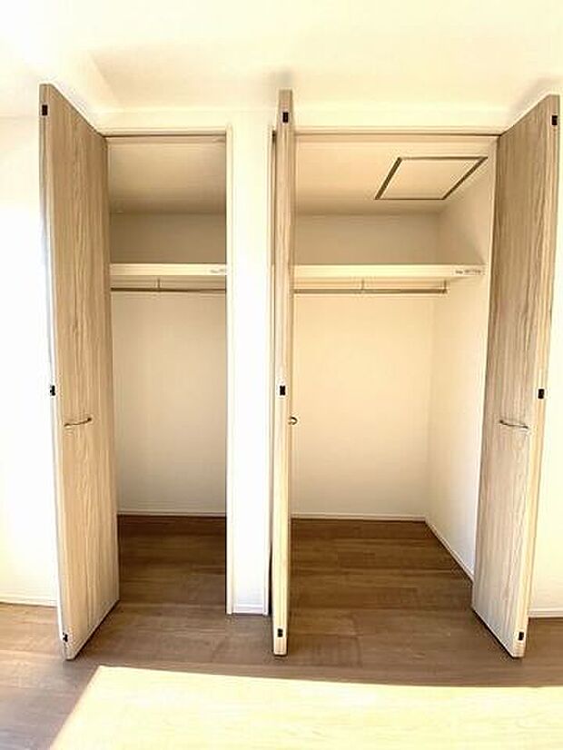 季節物の衣類や布団の収納に欠かせないクローゼット♪全居室に付いています!
