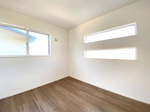 明るい洋室はお子様のお部屋としても良いですね!