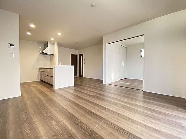 開放感あふれる空間の中、ご家族とコミュニケーションを取りながら楽しくキッチンで家事をこなせます。