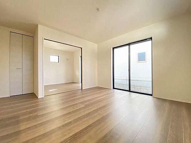 南側からたっぷりの陽が差し込む明るい空間は居心地が良く、ご家族が集まるくつろぎスペース♪