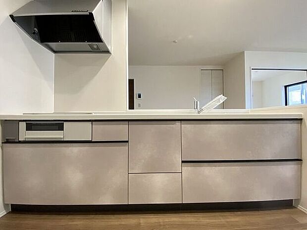 清潔感があり収納力たっぷりのシステムキッチン！使い勝手がよくお料理時間を短縮できて楽ちん♪