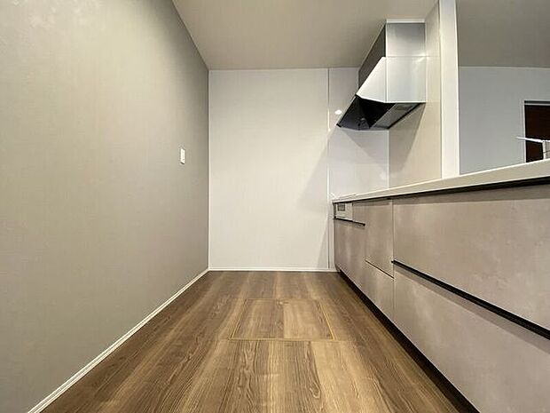 ゆとりのサイズを確保し、ひとりだけでなくお子様や旦那様と一緒にキッチンに立つのに快適なスペース♪