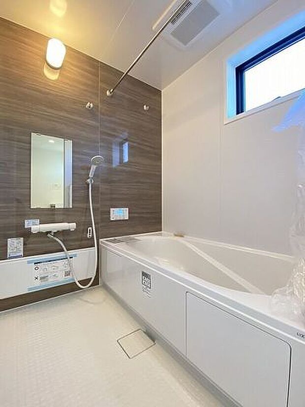 落ち着いた雰囲気の浴室にはゆったりと1日の疲れを癒す事のできる大きなバスタブ♪帰りが遅いご家族も気持ちよく入浴頂ける追炊き機能など設備も整っています。