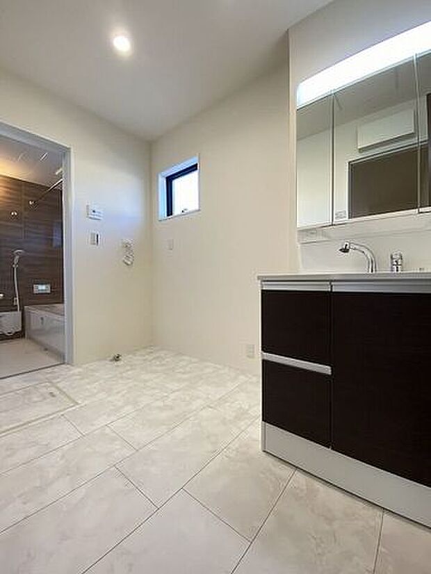 お掃除しやすく清潔感のある洗面台！女性には嬉しい三面鏡が設置され朝の忙しい身支度も快適にできます♪収納ケ所も多く、スッキリと使用できます！