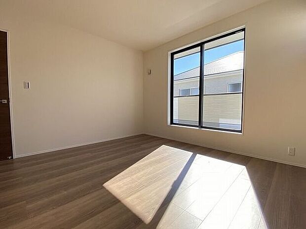 大きな窓によりお部屋をさらに広く・明るく・開放的に感じられます！