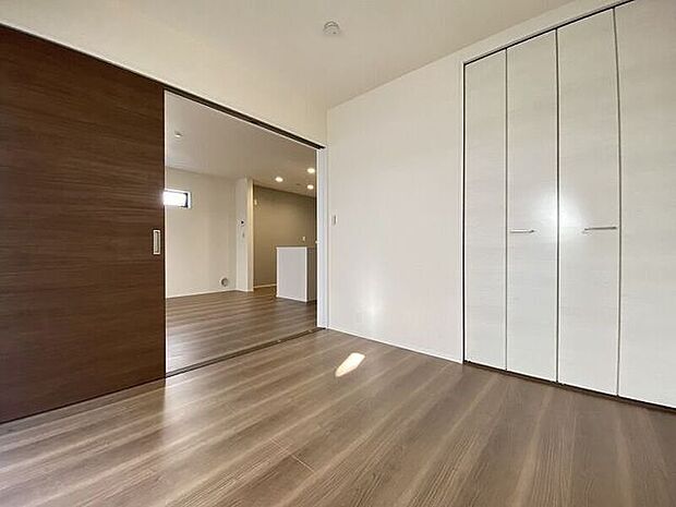 リビングから目が届く洋室は、お子様の遊び部屋・お昼寝スペースとして使うのもオススメです♪