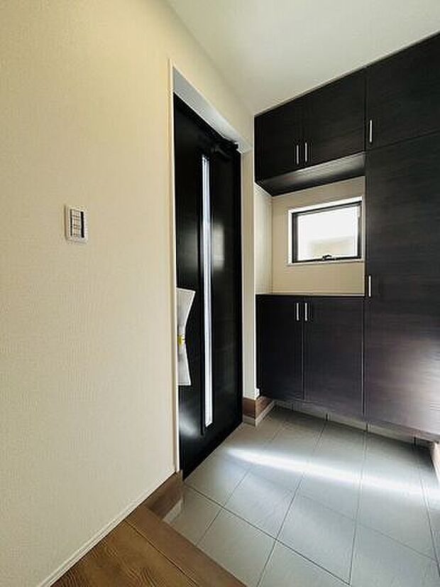 ご家族全員の履物を収納できる大容量のシューズボックス。来客時もスッキリとした玄関でお出迎え♪