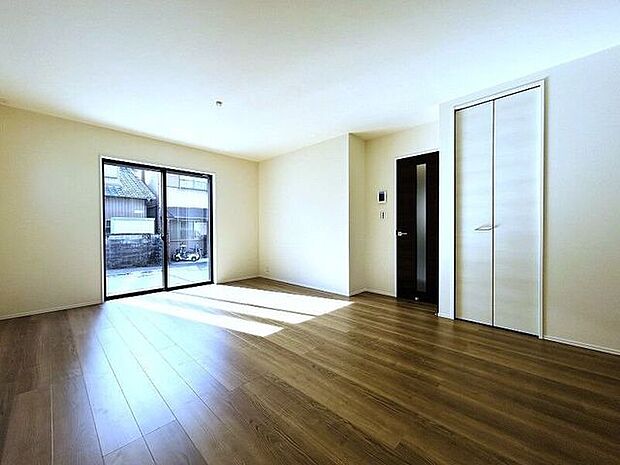 南側からたっぷりの陽が差し込む明るい空間は居心地が良く、ご家族が集まるくつろぎスペース♪