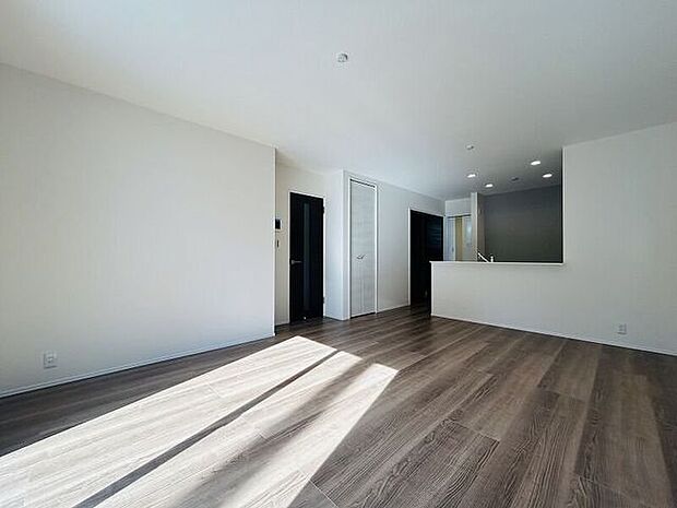 キッチンとリビングダイニングを隔てるものがなく広々としたリビング！ご家族とのコミュニケーションもとりやすくなっています。