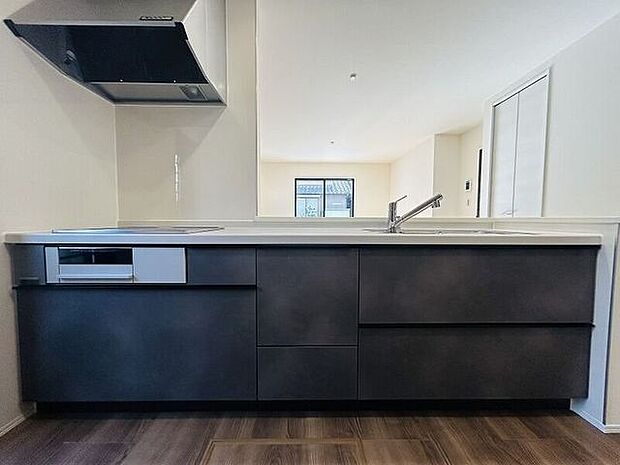 大きなシンクや広いワークトップでゆとりある空間♪高級感あふれるキッチンは見た目だけでなく優れた機能性！