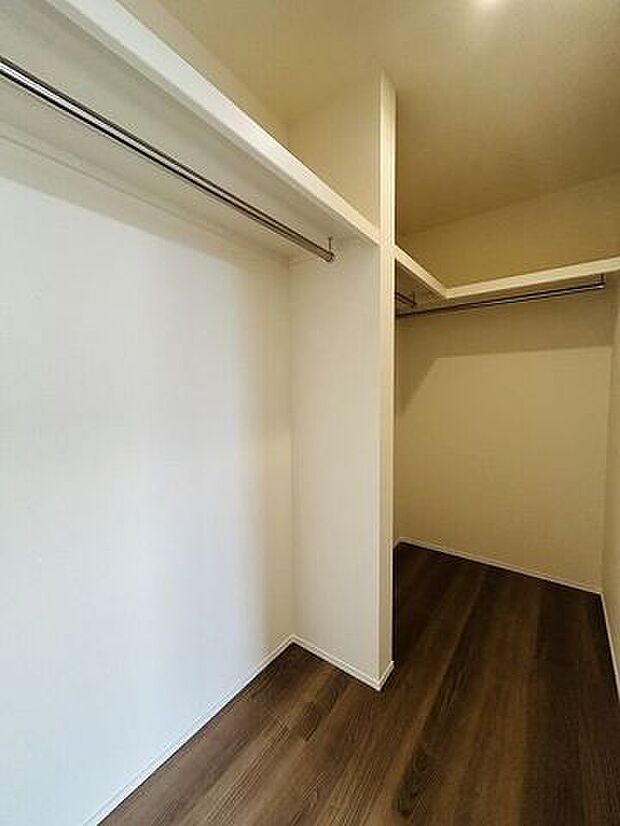 うれしいウォークinクローゼット！ハンガーパイプも付いているので大切な衣料をすっきり片付けられますね♪