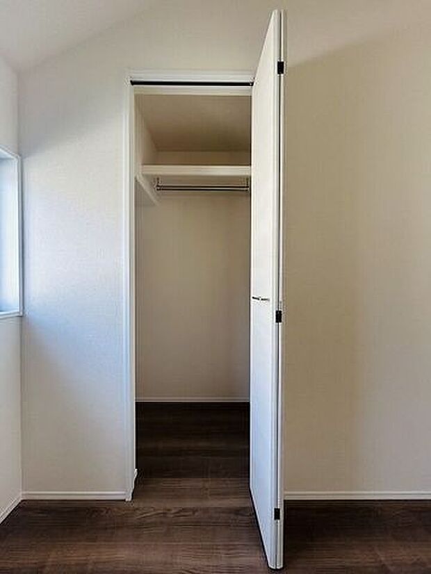 季節物の衣類や布団の収納に欠かせないクローゼット♪全居室に付いています！