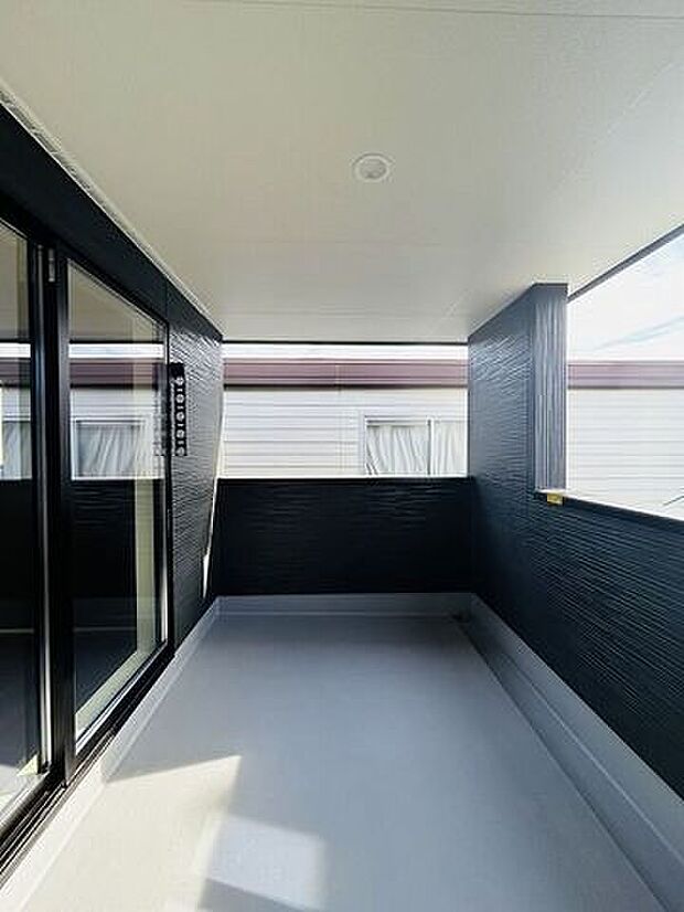 広々としたインナーバルコニーで、突然の雨でも洗濯物が濡れにくいです♪