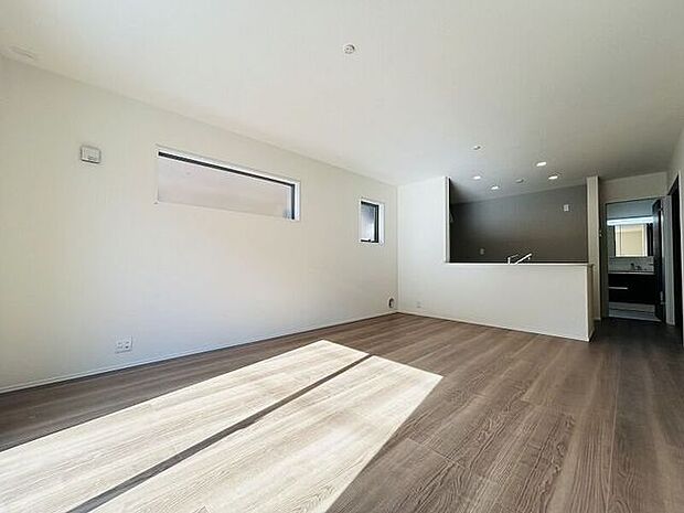 キッチンとリビングダイニングを隔てるものがなく広々としたリビング！ご家族とのコミュニケーションもとりやすくなっています。