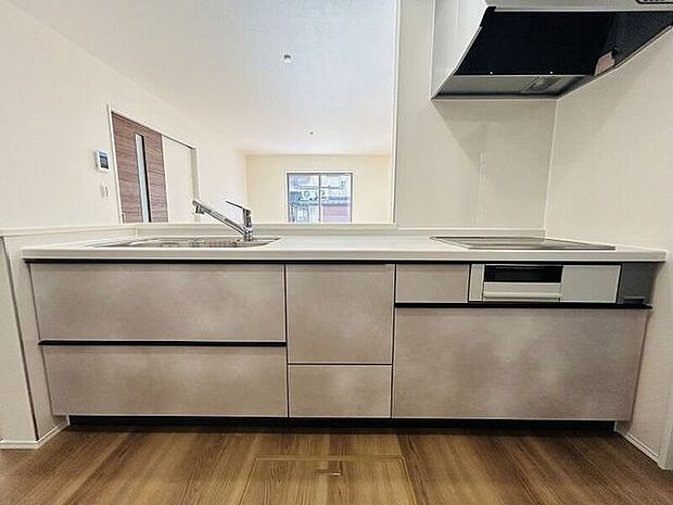 大きなシンクや広いワークトップでゆとりある空間♪高級感あふれるキッチンは見た目だけでなく優れた機能性！