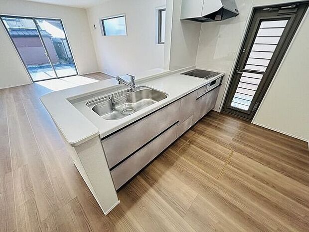 キッチンに勝手口が設けられており、換気やゴミ出しなど便利♪便利な床下収納付きです！