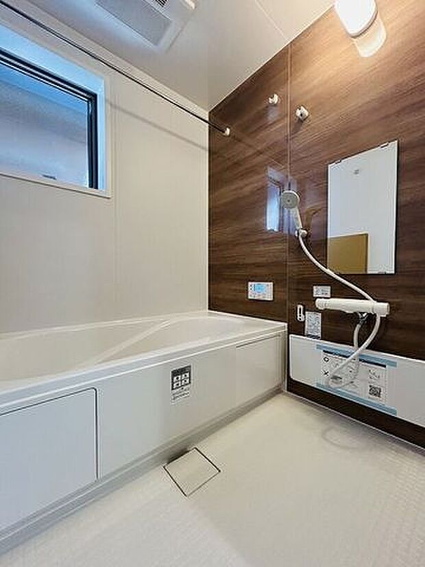 手足を伸ばしてゆったりと入ることのできる大きなバスタブ♪肩までしっかりと浸かれば心身ともにリラックス♪