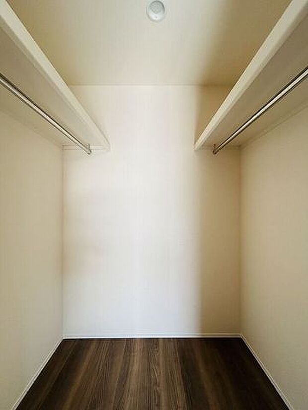 うれしいウォークinクローゼット！ハンガーパイプも付いているので大切な衣料をすっきり片付けられますね♪