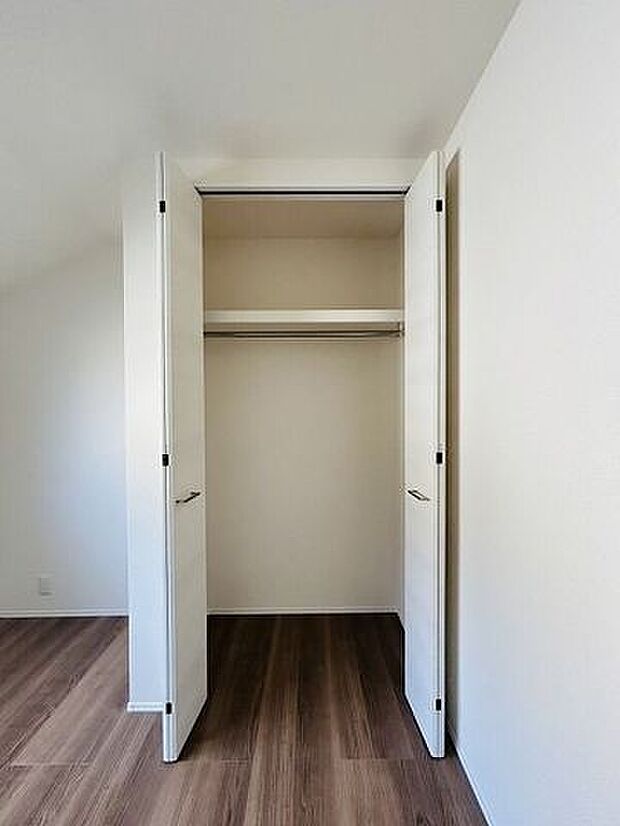 季節物の衣類や布団の収納に欠かせないクローゼット♪全居室に付いています！