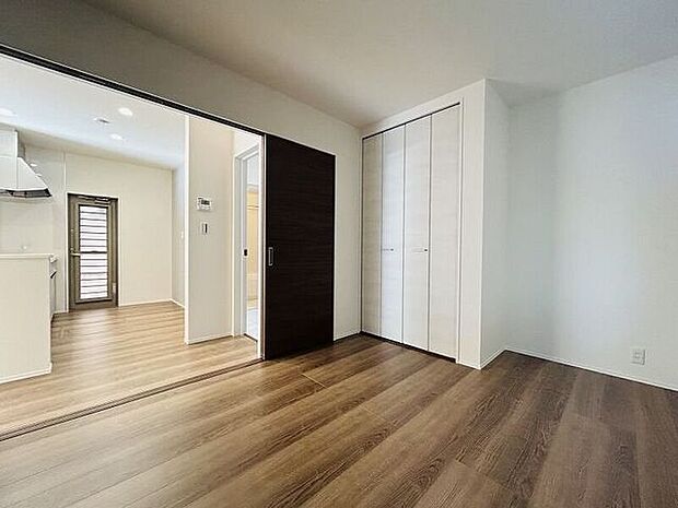 リビングから目が届く洋室は、お子様の遊び部屋・お昼寝スペースとして使うのもオススメです♪