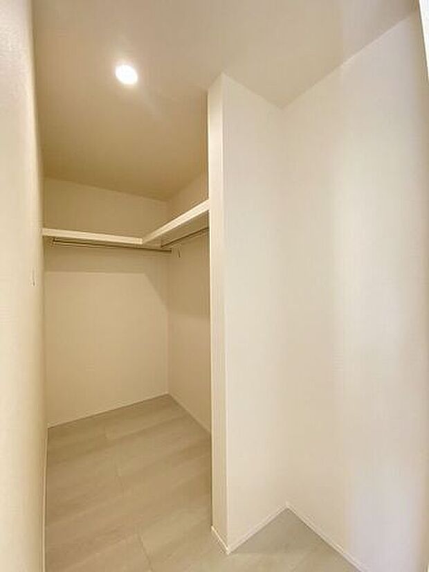 ウォークinクローゼットです♪棚とハンガーパイプが設置され収納しやすく、大きな荷物も収納できます!