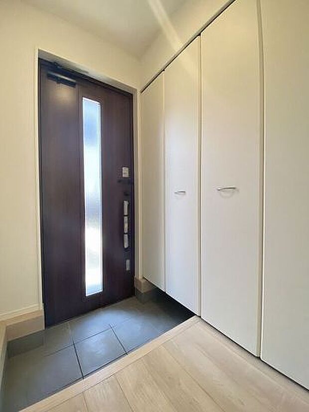 天井まであるシューズボックスは、ご家族全員分の履物を収納できるほどの大容量です。