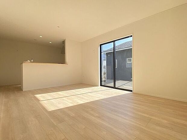 大きな窓から採光もしっかり取り入れられ、ご家族がゆっくりくつろぐ事ができる明るい温かみのあるリビング♪