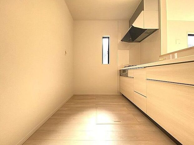 ゆとりのサイズを確保し、ひとりだけでなくお子様や旦那様と一緒にキッチンに立つのに快適なスペース♪