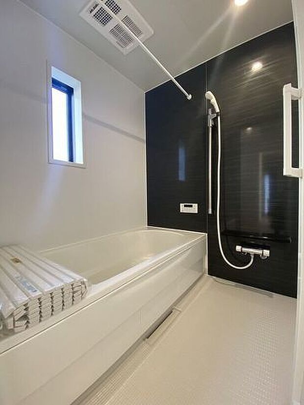 手足を伸ばしてゆったりと入ることのできる大きなバスタブ♪肩までしっかりと浸かれば心身ともにリラックス♪