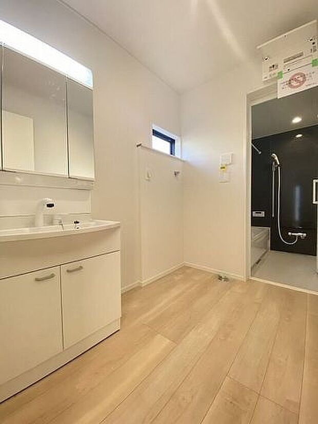 使いやすくお掃除もしやすい大きな洗面ボウル!三面鏡の裏側にある収納スペースは化粧品や洗面小物などを収納できすっきり♪