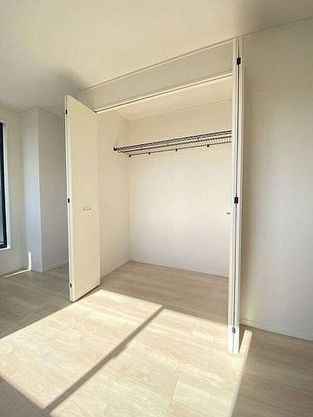 季節物の衣類や布団の収納に欠かせないクローゼット♪全居室に付いています!