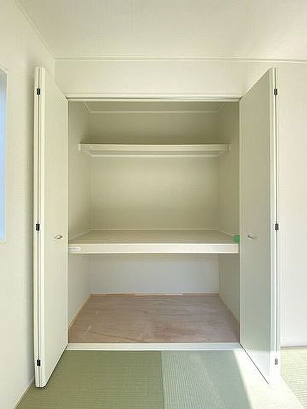 和室にある収納スペースは来客用の座布団やお昼寝用のお布団、リビングで使うものなど収納ができ大変重宝!