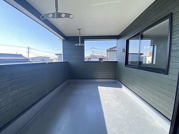 広々としたインナーバルコニーで、突然の雨でも洗濯物が濡れにくいです☆