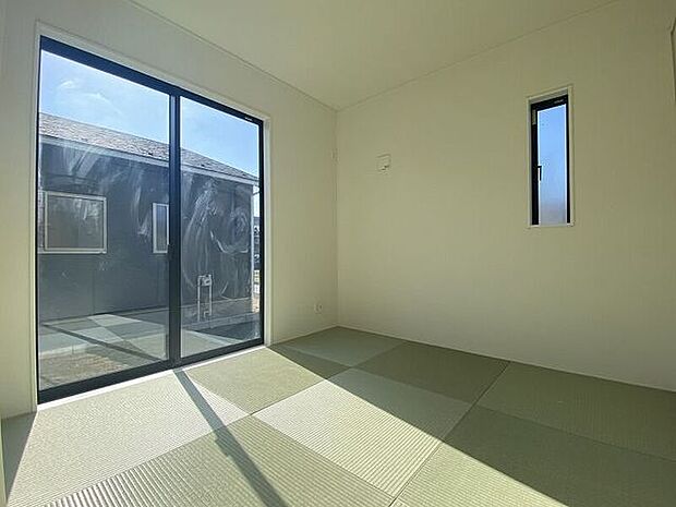 リビングから目が届く和室は、お子様の遊び部屋・お昼寝スペースとして使うのもオススメです♪