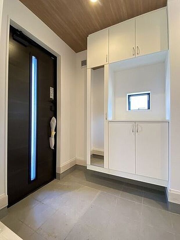 収納力に優れたシューズボックスには、季節のお花や思い出の写真を飾ることができるスペース付き♪