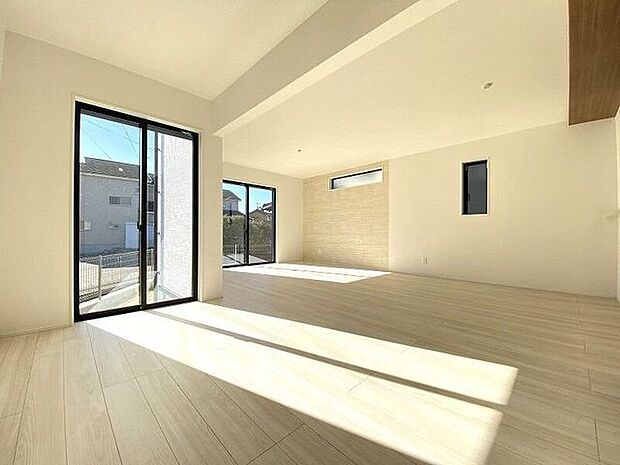 南側からたっぷりの陽が差し込む明るい空間は居心地が良く、ご家族が集まるくつろぎスペース♪