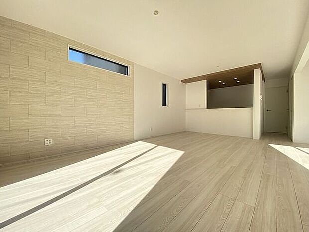 キッチンとリビングダイニングを隔てるものがなく広々としたリビング!ご家族とのコミュニケーションもとりやすくなっています。