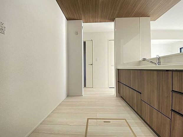 ゆとりのサイズを確保し、ひとりだけでなくお子様や旦那様と一緒にキッチンに立つのに快適なスペース♪