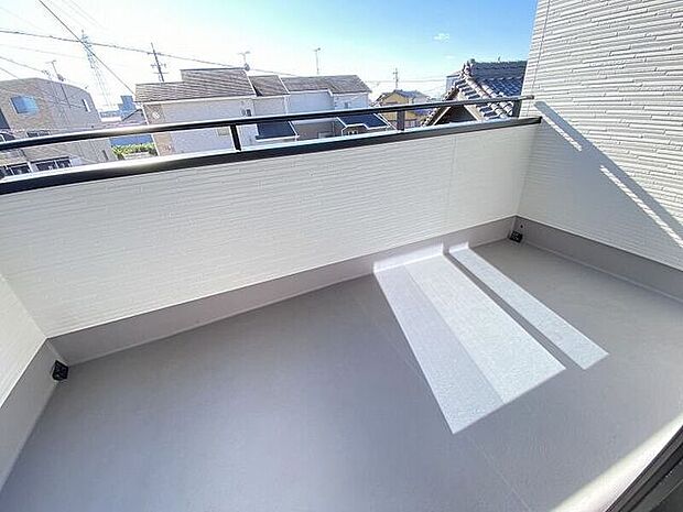 広々としたインナーバルコニーで、突然の雨でも洗濯物が濡れにくいです☆