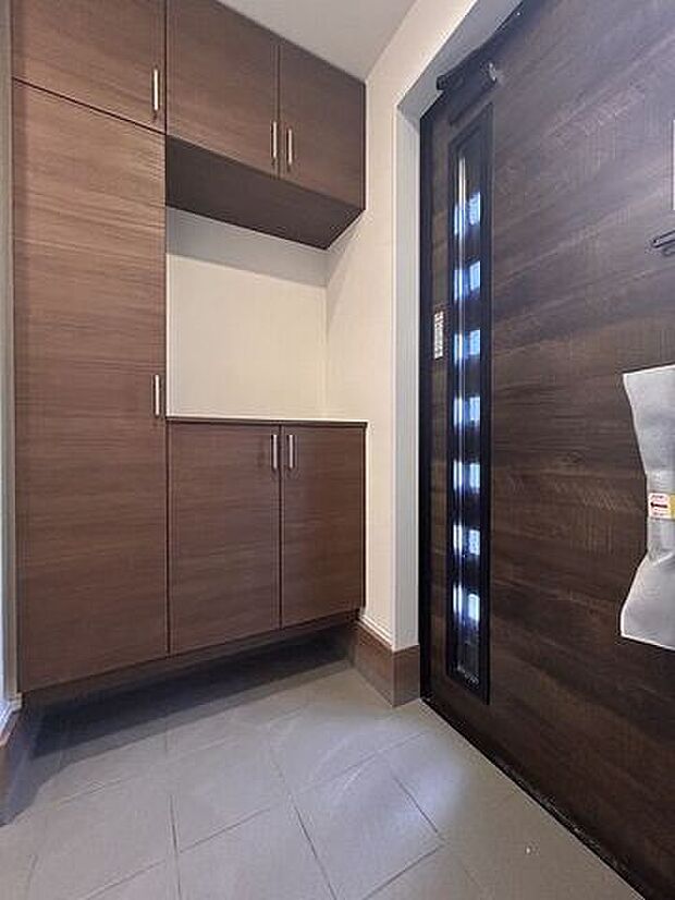 ご家族全員の履物を収納できる大容量のシューズボックス。来客時もスッキリとした玄関でお出迎え♪