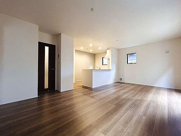 キッチンとリビングダイニングを隔てるものがなく広々としたリビング!ご家族とのコミュニケーションもとりやすくなっています。