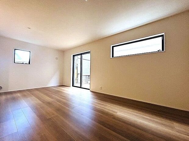 大きな窓から採光もしっかり取り入れられ、ご家族がゆっくりくつろぐ事ができる明るい温かみのあるリビング♪