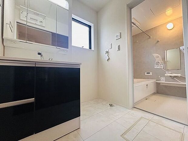 使いやすくお掃除もしやすい大きな洗面ボウル!三面鏡の裏側にある収納スペースは化粧品や洗面小物などを収納できすっきり♪