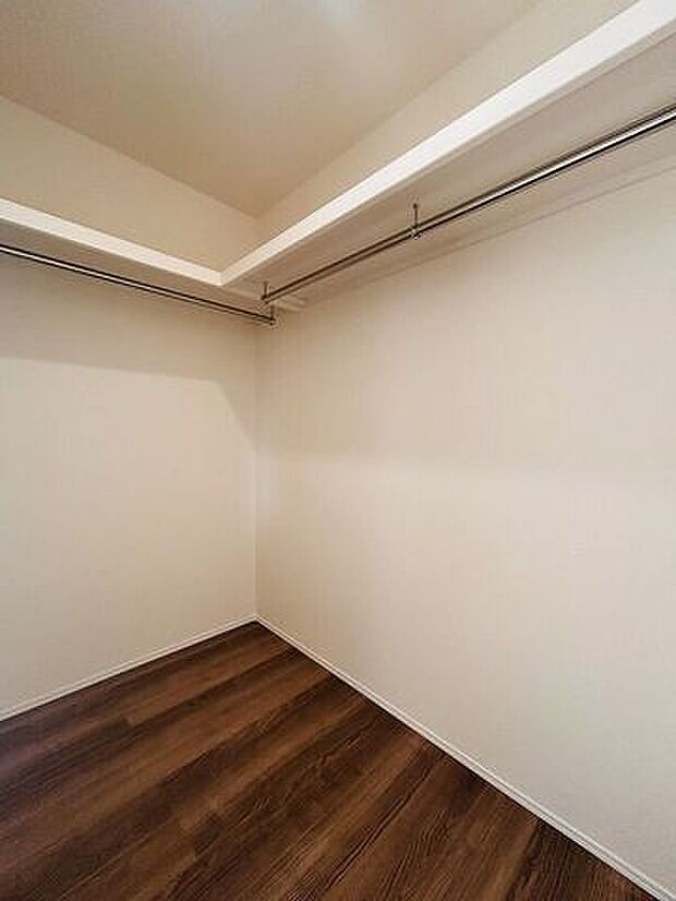 うれしいウォークinクローゼット!ハンガーパイプも付いているので大切な衣料をすっきり片付けられますね♪