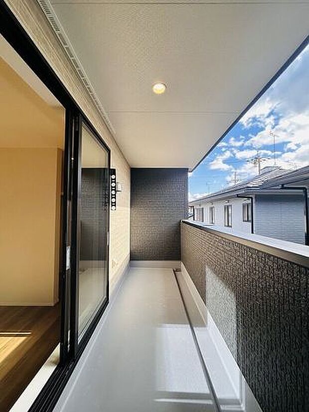 南向きのバルコニー♪太陽の光いっぱい浴びた洗濯物が気持ちがいいですね。