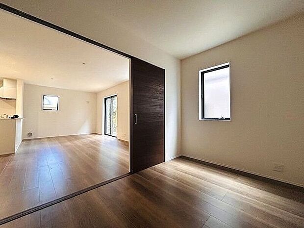 階段の上り下りの負担のない1階の洋室は、幅広い世代に優しいお部屋です。