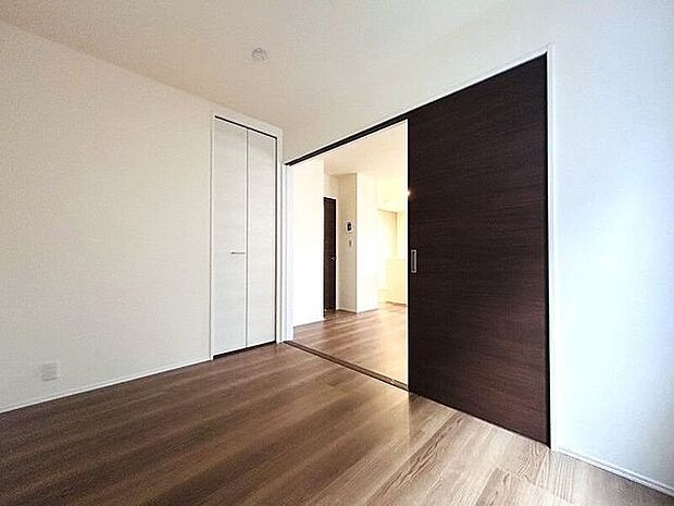 リビングから目が届く洋室は、お子様の遊び部屋・お昼寝スペースとして使うのもオススメです♪